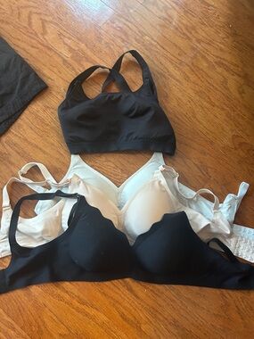 Nursing Breastfeeding Bras Black White Seamless Padded Bras Lot of 4 size M